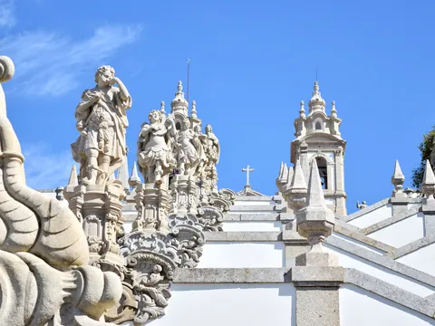 Estatuas escaleras Santuario Bom Jesus do Monte, Braga, Portugal
