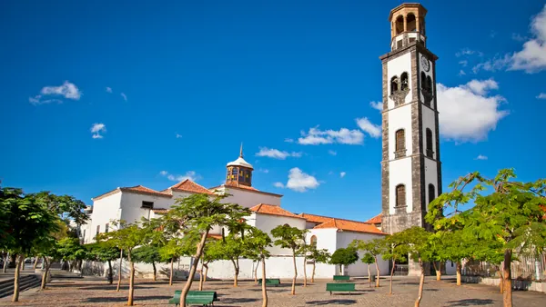 La Iglesia Matriz de Nuestra Señora de la Concepción, con su alta torre, sirve prácticamente de guía en este free tour por la zona centro de Santa Cruz de Tenerife.