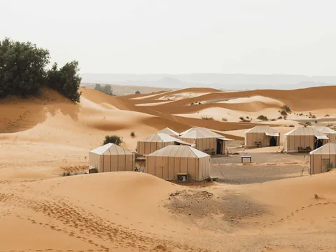 Campamento bereber con haimas en el desierto de Merzouga, Marruecos